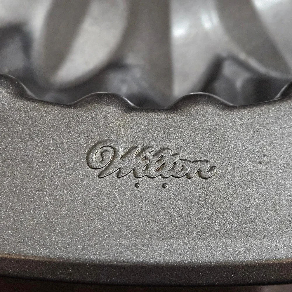 Wilton Dimensions Sunflower Pan Non-Stick‎ Fluted Tube Cake Pan Mold Floral